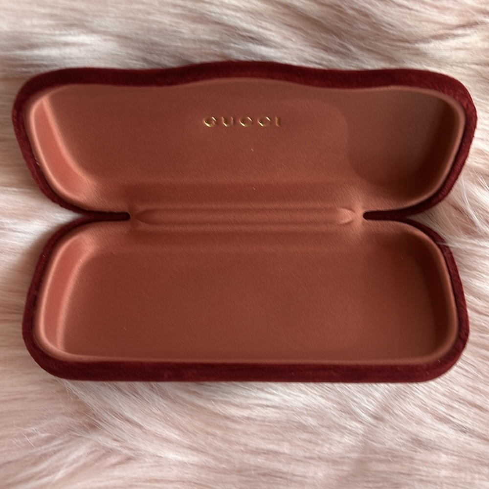 Gucci Hardcover Glasses Clamshell Case Red Velvet with Gucci Cleaning Cloth NWOT - Picture 4 of 8